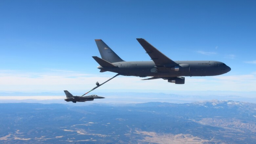 “Thùng xăng bay” KC-46 của Không quân Mỹ tiếp nhiên liệu trên không cho F-16